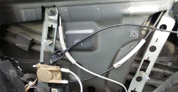 Неисправности стеклоподъемника и его блока на Renault Megane, Duster и Laguna Неисправности стеклоподъемника и его блока на Renault Megane, Duster и Laguna