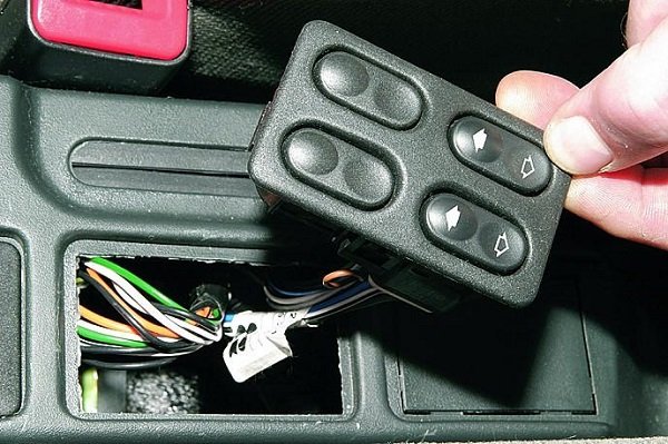 Неисправности, их устранение, ремонт и замена кнопки стеклоподъемника