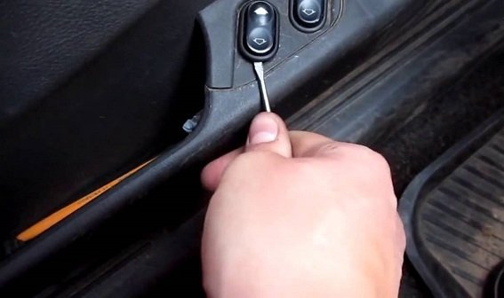 Неисправности, их устранение, ремонт и замена кнопки стеклоподъемника