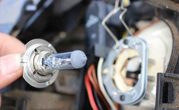 Критерии выбора ламп ближнего света на Ford Focus 2 и 3, интрукция по замене