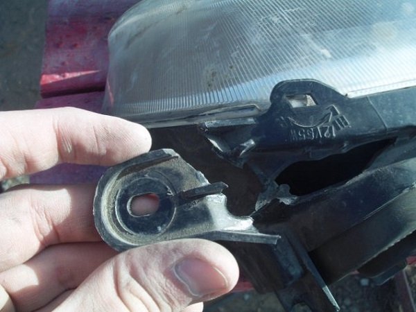 Дельные советы по восстановлению и ремонту фар автомобиля с помощью герметика и пр