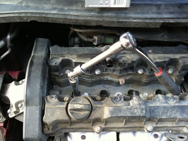 Подробная инструкция по замене свечей зажигания в автомобиле своими руками Подробная инструкция по замене свечей зажигания в автомобиле своими руками