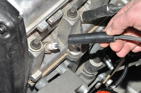 Подробная инструкция по замене свечей зажигания в автомобиле своими руками Подробная инструкция по замене свечей зажигания в автомобиле своими руками