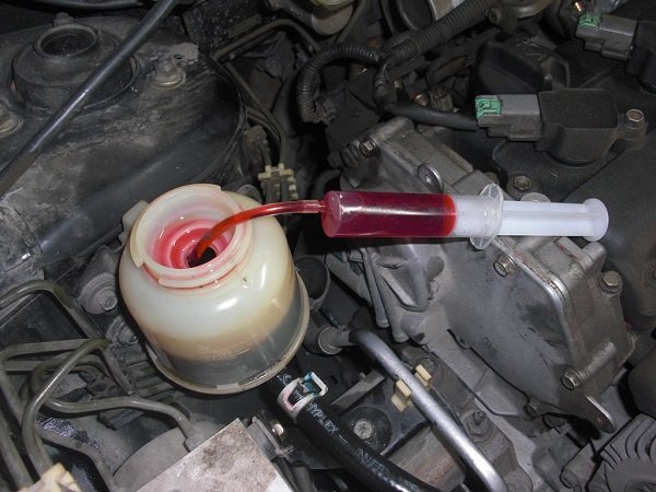 Какую жидкость заливать для гидроусилителя руля и как это делать правильно?