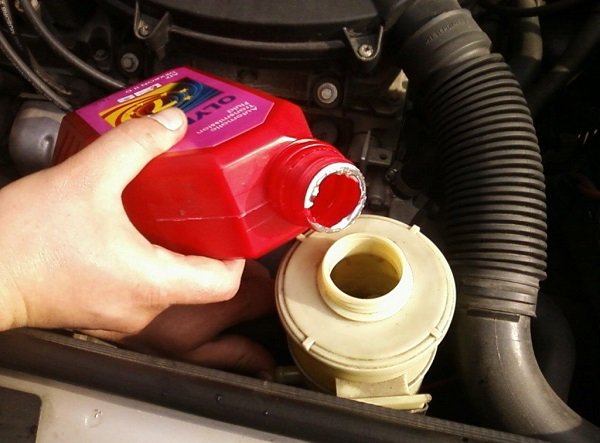 Какую жидкость заливать для гидроусилителя руля и как это делать правильно?