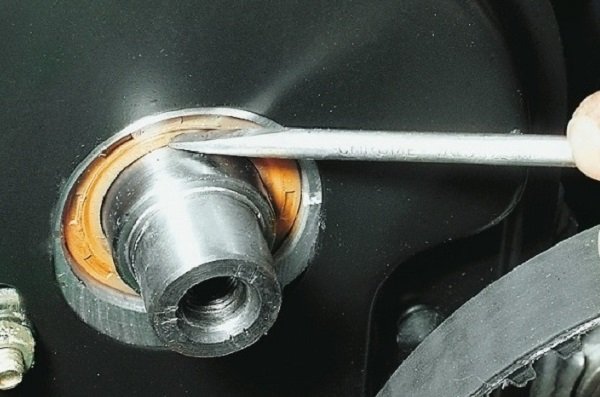 Руководство, как произвести замену сальника распредвала на ВАЗ 2109 (видео) Руководство, как произвести замену сальника распредвала на ВАЗ 2109 (видео)