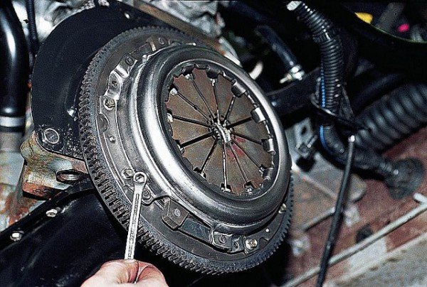 Инструкция по замене сцепления ВАЗ 2107 своими руками, стоимость детали