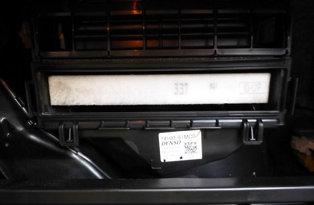 Совет автоэксперта, как произвести замену салонного фильтра на автомобиле Suzuki SX4