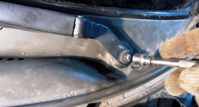 Как правильно произвести замену салонного фильтра на автомобиле ВАЗ 2112 самостоятельно