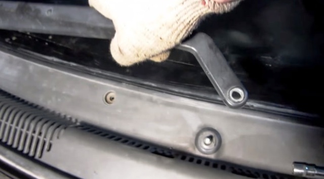 Как правильно произвести замену салонного фильтра на автомобиле ВАЗ 2112 самостоятельно