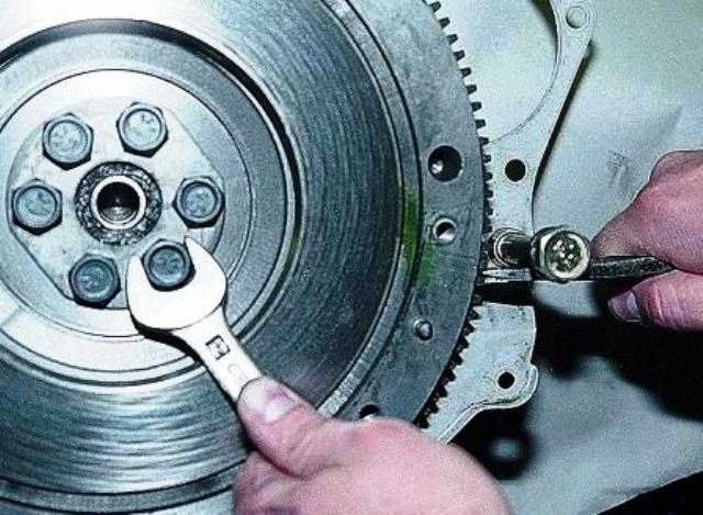 Самостоятельная замена переднего и заднего сальника коленвала на ВАЗ 2107