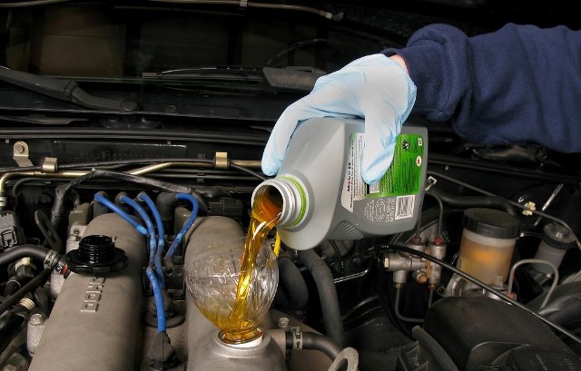 Cколько масла в двигателе должно быть: советы, фото- и видеообзор Cколько масла в двигателе должно быть: советы, фото- и видеообзор