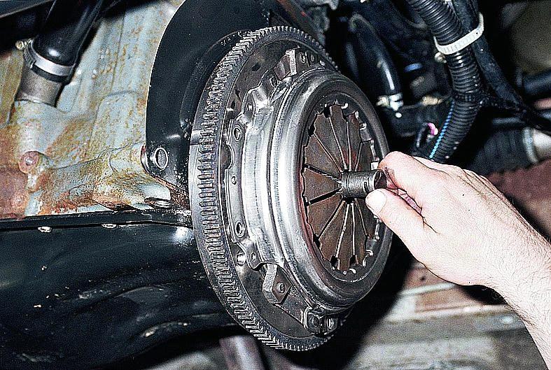 Замена сцепления ВАЗ 2110 своими руками: пошаговая инструкция и видео Замена сцепления ВАЗ 2110 своими руками: пошаговая инструкция и видео