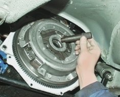 Меняем диск педали сцепления на ВАЗ 2107: пошаговая инструкция и фото Меняем диск педали сцепления на ВАЗ 2107: пошаговая инструкция и фото