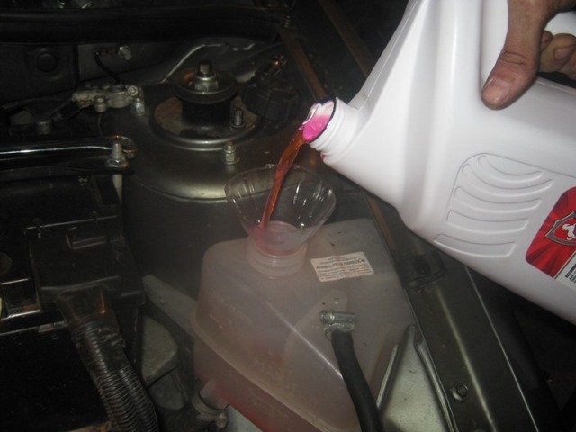 Процесс выбора и замены тосола на ВАЗ 2110: фото- и видеоинструкции