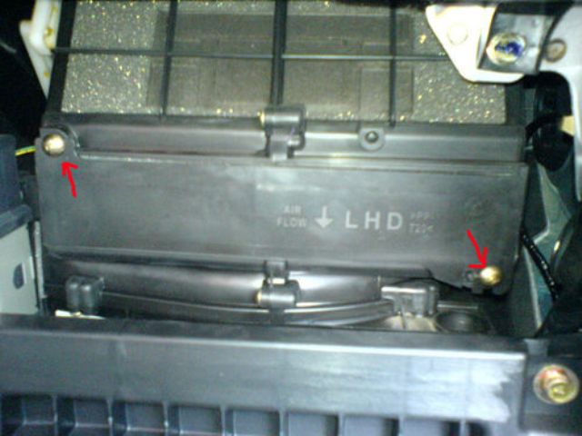 Проводим замену салонного фильтра на Mitsubishi Lancer 9 и 10: фото и видео Проводим замену салонного фильтра на Mitsubishi Lancer 9 и 10: фото и видео