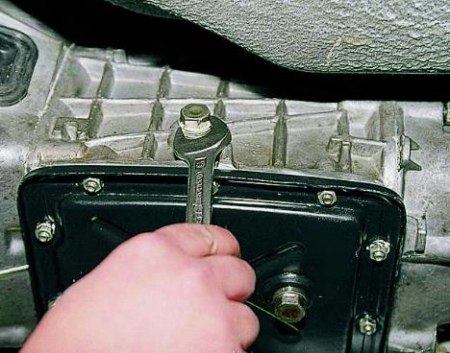 Пошаговая инструкция по замене масла в КПП Lada Priora: фото- и видеообзор Пошаговая инструкция по замене масла в КПП Lada Priora: фото- и видеообзор