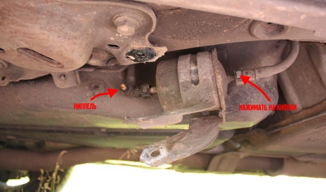 Как самому заменить топливный фильтр на Volvo ХС90 с дизельным двигателем