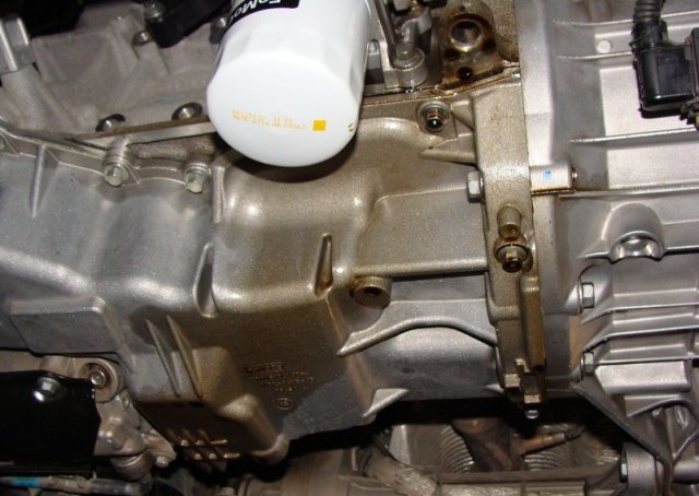 Основные причины почему течет и пенится масло из КПП: фото- и видеообзор