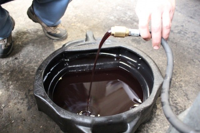 Основные причины почему течет и пенится масло из КПП: фото- и видеообзор