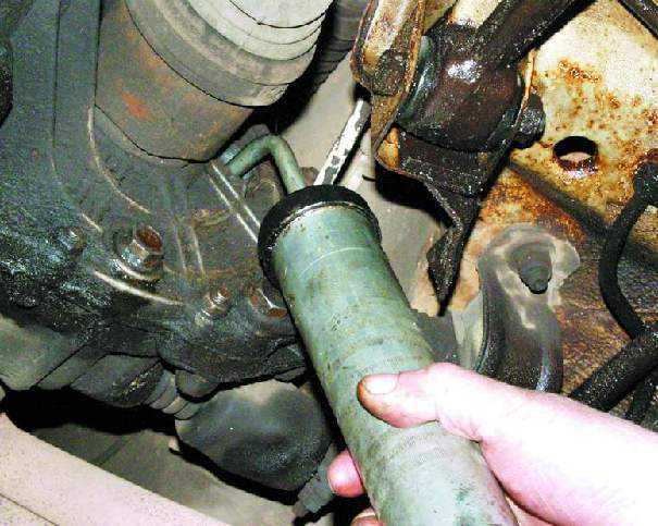 Как быстро заменить масло в коробке передач с помощью шприца: фото и видео