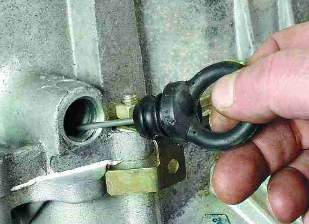 Почему течет и пенится масло на стыке двигателя и АКПП: причины и решение