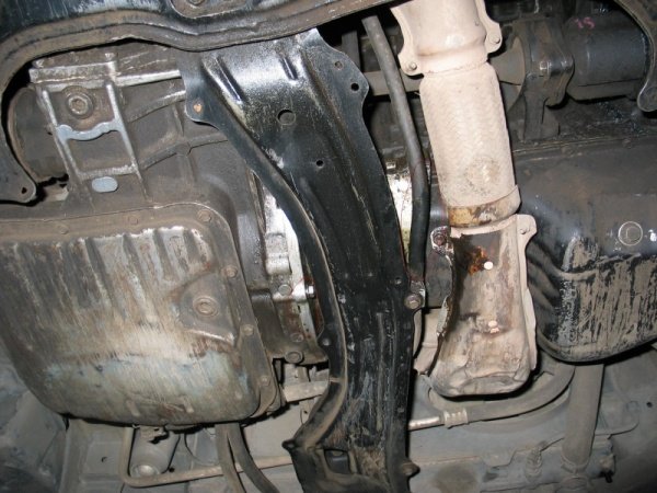 Почему течет и пенится масло на стыке двигателя и АКПП: причины и решение