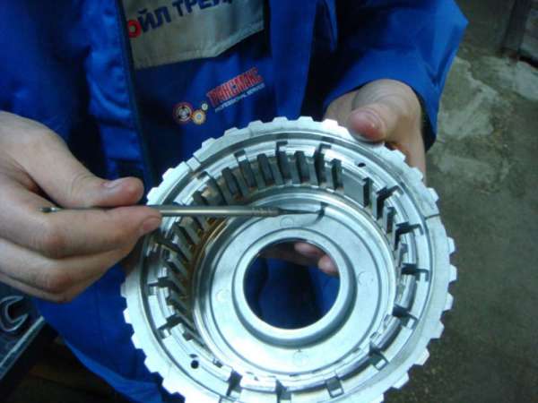 Почему течет и пенится масло на стыке двигателя и АКПП: причины и решение