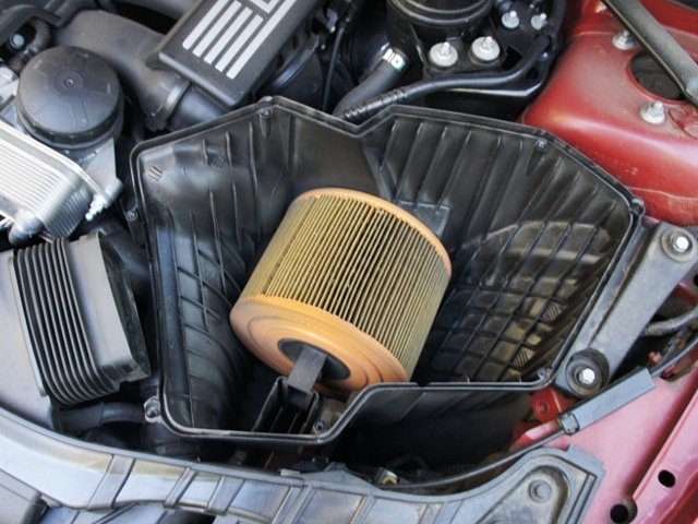 Замена воздушного фильтра на автомобиле BMW Е90, (Е82) Замена воздушного фильтра на автомобиле BMW Е90, (Е82)