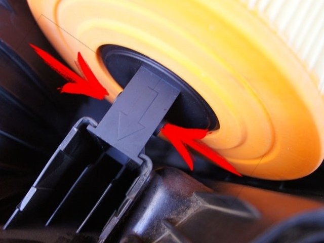 Замена воздушного фильтра на автомобиле BMW Е90, (Е82) Замена воздушного фильтра на автомобиле BMW Е90, (Е82)