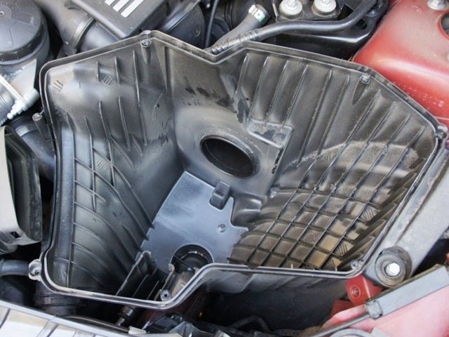 Замена воздушного фильтра на автомобиле BMW Е90, (Е82) Замена воздушного фильтра на автомобиле BMW Е90, (Е82)