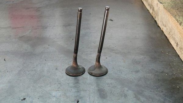 Самостоятельно меняем ремень ГРМ на ВАЗ 2108 в гаражных условиях Самостоятельно меняем ремень ГРМ на ВАЗ 2108 в гаражных условиях