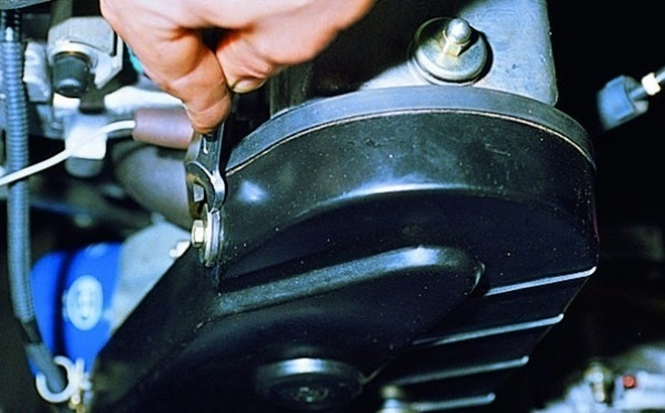 Самостоятельно меняем ремень ГРМ на ВАЗ 2108 в гаражных условиях Самостоятельно меняем ремень ГРМ на ВАЗ 2108 в гаражных условиях