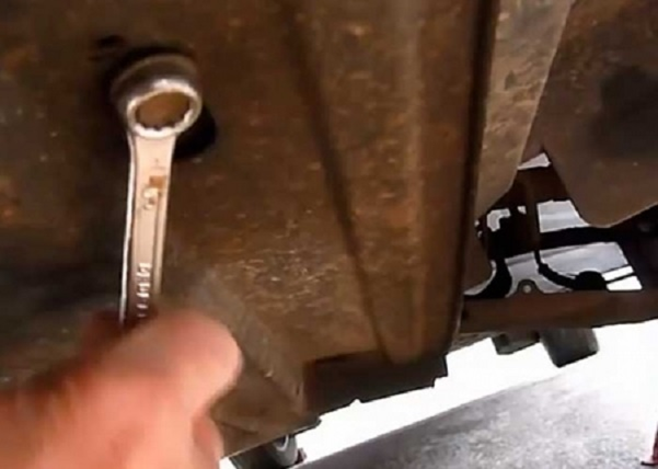 Как легко и просто заменить масло и фильтр на 2115 своими руками