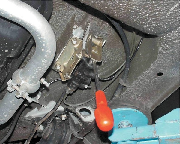 Самостоятельно меняем тормозную жидкость на ВАЗ 2110 Самостоятельно меняем тормозную жидкость на ВАЗ 2110