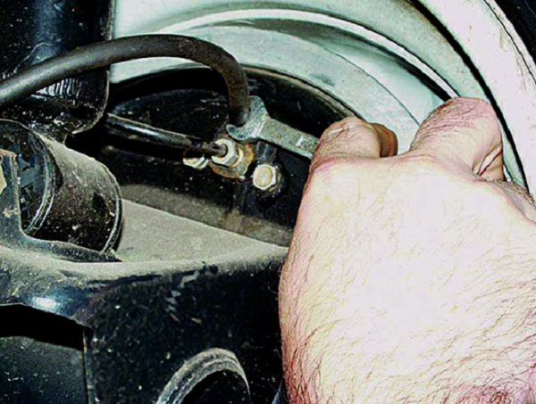 Самостоятельно меняем тормозную жидкость на ВАЗ 2110 Самостоятельно меняем тормозную жидкость на ВАЗ 2110