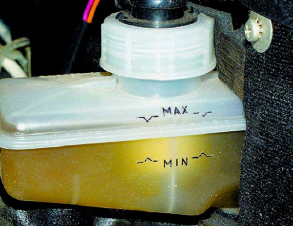 Самостоятельно меняем тормозную жидкость на ВАЗ 2110 Самостоятельно меняем тормозную жидкость на ВАЗ 2110