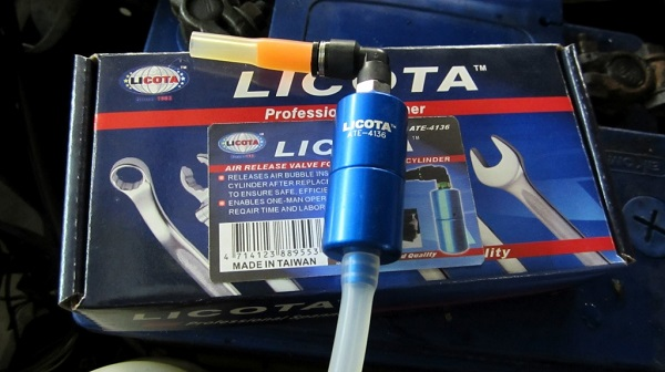 Самостоятельно меняем тормозную жидкость на ВАЗ 2110 Самостоятельно меняем тормозную жидкость на ВАЗ 2110