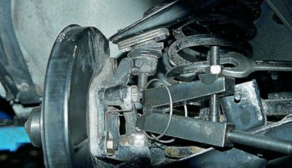Как самостоятельно проверить и заменить шаровые опоры на ВАЗ 2107 Как самостоятельно проверить и заменить шаровые опоры на ВАЗ 2107