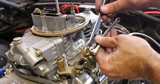 Машина дергается при нажатии на педаль газа: основные причины и способы их устранения