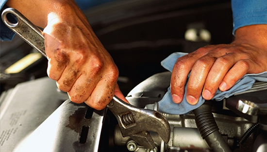 Машина дергается при нажатии на педаль газа: основные причины и способы их устранения