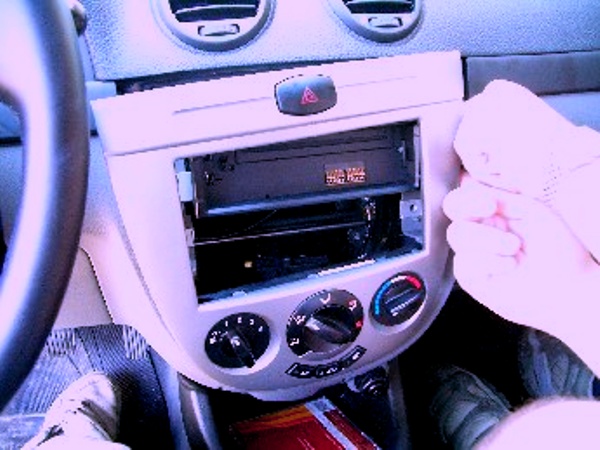 Выбор, установка и подключение 2 DIN автомагнитолы и переходной рамки для нее: рейтинг и инструкция