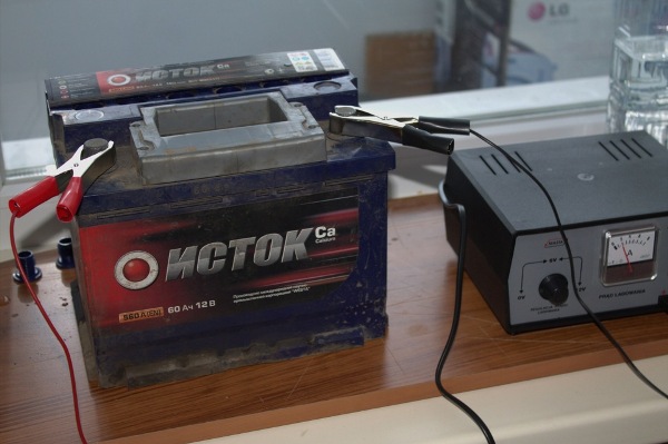 Минимальное и максимальное напряжение заряженного автомобильного аккумулятора: контроль