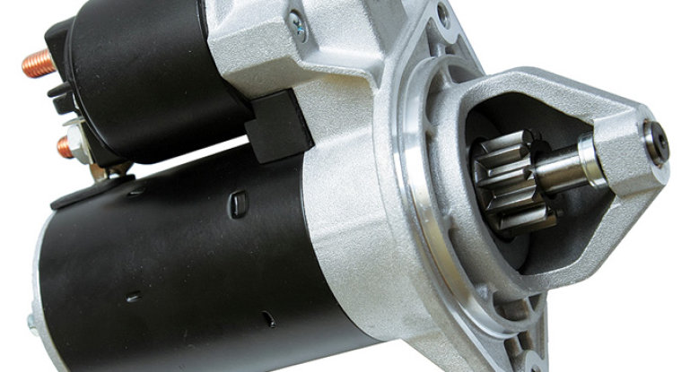 Почему стартер крутит, а двигатель не заводится и не схватывает: причины работы в холостую