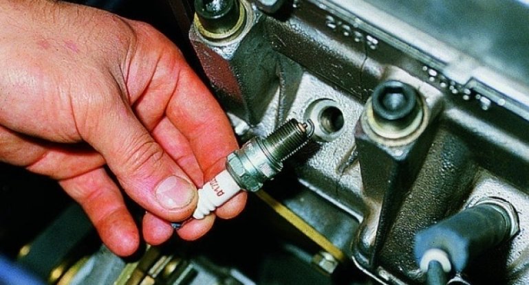 Замена свечей зажигания в автомобиле: когда, как часто, зачем и через какой срок и интервал менять?