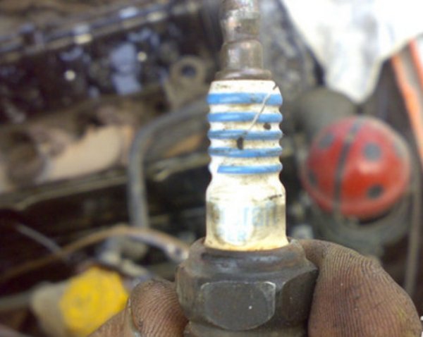 Замена свечей зажигания в автомобиле: когда, как часто, зачем и через какой срок и интервал менять?