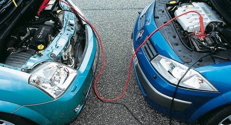 Как правильно прикурить автомобиль от аккумулятора другой машины (автомата или иномарки)?