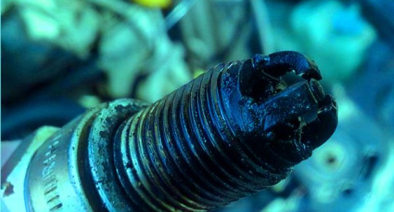 Причины нагара на свечах зажигания: что означает цвет (черный, белый), диагностика и чистка