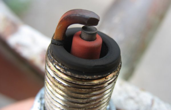 Причины нагара на свечах зажигания: что означает цвет (черный, белый), диагностика и чистка