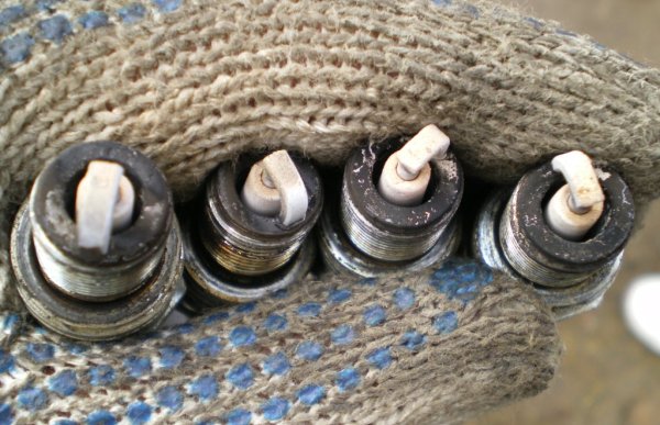 Причины нагара на свечах зажигания: что означает цвет (черный, белый), диагностика и чистка